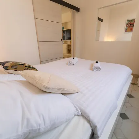 Appartement Magnifique Rez De Jardin Port *